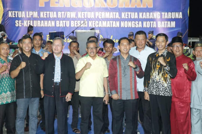 Pelantikan Pengurus Lembaga Pemberdayaan Masyarakat (LPM) periode 2023-2028 digelar. Pelantikan dilakukan terhadap Ketua Rukun Tetangga (RT), Rukun Warga (RW), Ketua Permata, Ketua Karang Taruna se-Kelurahan Batu Besar Kecamatan Nongsa di Kawasan MTC Batu Besar, Sabtu (22/07). (Foto : abdi perdana - batamtv.com
