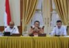 read news – Kick Off Harsiarnas ke-90 Tahun 2023 Digelar Pertengahan Juli Gubernur Ansar Ahmad (tengay) memimpin rapat persiapan untuk pelaksanaan Rapat Koordinasi Nasional (Rakornas) Komisi Penyiaran Indonesia (KPI) dan peringatan Hari Penyiaran Nasional (Harsiarnas) ke-90 Tahun 2023 di Gedung Daerah, Tanjungpinang, Minggu (02/07). (Foto : dwi susilo - batamtv.com)