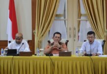 read news – Kick Off Harsiarnas ke-90 Tahun 2023 Digelar Pertengahan Juli Gubernur Ansar Ahmad (tengay) memimpin rapat persiapan untuk pelaksanaan Rapat Koordinasi Nasional (Rakornas) Komisi Penyiaran Indonesia (KPI) dan peringatan Hari Penyiaran Nasional (Harsiarnas) ke-90 Tahun 2023 di Gedung Daerah, Tanjungpinang, Minggu (02/07). (Foto : dwi susilo - batamtv.com)