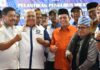read news – Dua Gubernur Hadiri Pelantikan Pengurus Kerukunan Keluarga Sulawesi Tenggara Gubernur Ansar Ahmad (baju orange) menghadiri pelantikan Pengurus Wilayah Kerukunan Keluarga Sulawesi Tenggara (KKST) Provinsi Kepri dan Pengurus Daerah Kerukunan Keluarga Sulawesi Tenggara (KKST) Kota Batam., di SP Plaza Batu Aji Kota Batam, Ahad (28/5/2023). (Foto : muhammad amin - batamtv.com)