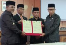 read news – Bupati Aunur Rafiq Serahkan KUA PPAS pada Rapat Paripurna DPRD Karimun Penyerahan Rancangan Kebijakan Umum Anggaran Pendapatan dan Belanja Daerah (KUA) serta Prioritas dan Plafon Anggaran Sementara (PPAS) Anggaran Pendapatan dan Belanja Daerah (APBD) Kabupaten Karimun tahun 2024 oleh Bupati Karimun Aunur Rafiq (kiri) Rabu (12/7/2023). (Foto : abdi perdana - batamtv.com)
