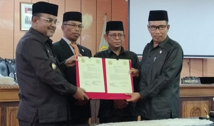 Penyerahan Rancangan Kebijakan Umum Anggaran Pendapatan dan Belanja Daerah (KUA) serta Prioritas dan Plafon Anggaran Sementara (PPAS) Anggaran Pendapatan dan Belanja Daerah (APBD) Kabupaten Karimun tahun 2024 oleh Bupati Karimun Aunur Rafiq (kiri) Rabu (12/7/2023). (Foto : abdi perdana - batamtv.com)