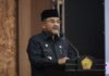read news – Bupati Aunur Rafiq Minta ke Pegawai Tingkatkan Kualitas Kerja Bupati Karimun Aunur Rafiq melakukan pengambilan sumpah dan pelantikan PNS dalam jabatan Administator, jabatan Pengawas dan Kepala UPT Puskesmas di lingkungan Pemkab Karimun, Senin (17/7/2023). (Foto : abdi perdana - batamtv.com -)