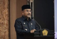 read news – Bupati Aunur Rafiq Minta ke Pegawai Tingkatkan Kualitas Kerja Bupati Karimun Aunur Rafiq melakukan pengambilan sumpah dan pelantikan PNS dalam jabatan Administator, jabatan Pengawas dan Kepala UPT Puskesmas di lingkungan Pemkab Karimun, Senin (17/7/2023). (Foto : abdi perdana - batamtv.com -)