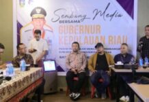 read news – Awak Media Ngobrol Santai Bareng Gubernur Ansar Gubernur Ansar saat bèsama awak media se Batam di Bintang Kopi . (Foto : abyaqsa ramadan - batamtv.com )