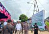 read news – Kegiatan Peningkatan Pelayanan Hukum Terpadu Cabjari Moro Diserbu Warga Kepala Kejaksaan Negeri Karimun Firdaus bersama Wakil Bupati Karimun Anwar Hasyim (baju putih topi merah) saat hadir di kegiatan Peningkatan Pelayanan Publik di Desa Jang, Kecamatan Moro, Kamis (6/7/2023). (Foto : abdi perdana - batamtv.com)