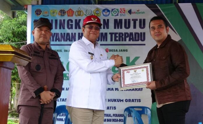 Kacabjari Moro Haryo Nugroho (kanan) menerima pengharaan dari Pemerintah Kabupaten Karimun atas gagasan penyelenggaraan peningkatan pelayanan publik di Kecamatan Moro, Kamis (6/7/2023) (Foto: abdi perdana- batamtv.com)