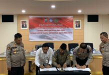 read news – Kecelakaan yang Libatkan Pelajar di Kepri Meningkat Penandatanganan Perjanjian Kerja Sama dalam upaya meningkatkan kesadaran lalu lintas di kalangan pelajar dilakukan Ditlantas Polda Kepri bekerja sama dengan Dinas Pendidikan Provinsi Kepri dan Kantor Wilayah Kementerian Agama Provinsi Kepri, di Rupatama Polda Kepri, Jumat (07/07/23). (Foto : muhammad amin - batamtv.com)