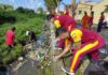 read news – Warga Karimun Bersama Polres dan Polsek Jajaran Berburu Sampah Sejumlah personil Kepilisian Resor Karimun melaksanakan gotong ropyong di lokasi yang kumuh, Kamis (13/7/2023) (Foto : abdi perdana - batamtv.com)