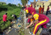 read news – Warga Karimun Bersama Polres dan Polsek Jajaran Berburu Sampah Sejumlah personil Kepilisian Resor Karimun melaksanakan gotong ropyong di lokasi yang kumuh, Kamis (13/7/2023) (Foto : abdi perdana - batamtv.com)