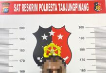 read news – Pelaku Pencurian di Tanjungpinang Dibekuk Tersangka pencurian berinisial DM usai diamankan polisi. (Foto : dwi susilo - batamtv.com)