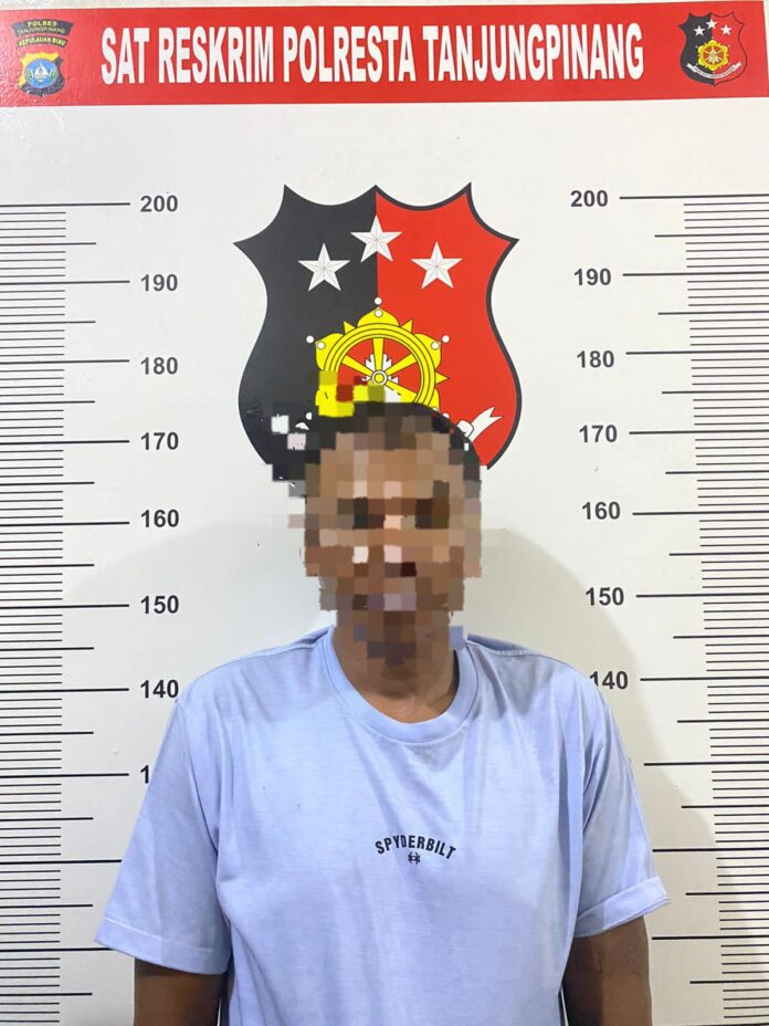 Tersangka pencurian berinisial DM usai diamankan polisi. (Foto : dwi susilo - batamtv.com)