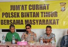 read news – Warga Bintim Minta Polisi Berikan Penyuluhan Bahaya Narkoba Kapolsek Bintan Timur, AKP Rugianto (tengah) saat melakukan silaturahmi Jumat Curhat ke warga Kedai Kopi Toamak, Kampung Sei Enam Laut, Kelurahan Sungai Enam, Jumat (14/7/2023). (Foto; dwi susilo - batamtv.com)