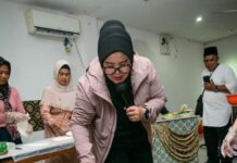 read news – Ibu Ibu di Kabupaten Lingga Ikuti Pelatihan Tata Boga Wagub Kepri, Marlin Agustina Acara saat mengikuti acara Pelatihan tata boga di di Hotel Pesona Daik, Kabupaten Lingga, Sabtu (15/7/2023) siang. (Foto : abdi perdana - batamtv.com)