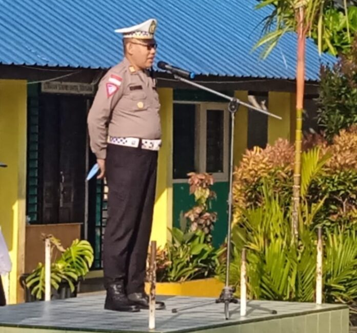 Kanit Gakkum Satlantas Polresta Tanjungpinang AKP Syaiful Amri menyampaikan, pentingnya keselamatan dalam berkendara, termasuk penggunaan helm, penggunaan sabuk pengaman, dan aturan lalu lintas lainnya Senin (17/7/2023). (Foto: dwi susilo - batamtv.com)