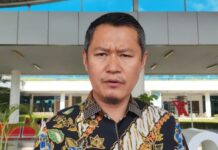 read news – Setda Tanjungpinang Optimis Pendapatan Sektor Pariwisata Meningkat Sekertaris Daerah (Sekda) Kota Tanjungpinang, Provinsi Kepulauan Riau, Zulhidayat, berharap adanya peningkatan sektor pariwisata di daerahnya.Ini lantaran banyak tempat ikonik yang menjadi daya tarik khusus bagi wisatawan lokal maupun wisatawan mancanegara yang datang ke Tanjungpinang Rabu (26/07). (Foto : dwi susilo - batamtv.com)