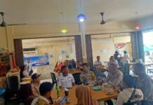 read news – Minimalisir Kecelakaan di Perairan, Polsek Moro Cek Life Jacket Kapolsek Moro AKP Rizal Rahim bersilaturahmi dengan BUP Pelabuhan Sri Mandah Moro, Karantina Pertanian dan Hewan, serta Dinas Perhubungan Kecamatan Moro untuk meminta masukan dan saran dari masyarakat terkait Kamtibmas, Jumat (21/7/2023) . (Foto : abdi perdana - batamtv.com)