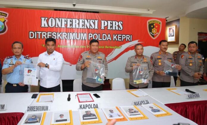 (Foto : muhammad amin - batamtv.com) Kapolda Kepri, Irjen Pol Tabana Bangun (ketiga dari kiri) menyebut di Kepri sebanyak 31 kasus Tindak Pidana Perdagangan Orang (TPPO) terjadi di wilayah Kepri kurun waktu 5 Juni hingga 22 Juli 2023. (Foto : muhammad amin - batamtv.com)