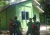 read news – Wah Rumah Mazlan di Pulau Buru Berubah Wujud jadi Molek Program Rumah Tidak Layak Huni (RTLH) yang gesa Satgas TMMD ke-117 dibawah komando Dansatgas TMMD ke-117, Letkol Inf Budianto Damanik, Sabtu (29/7/2023) meninjau langsung RTLH milik salah seorang warga Pulau Buru bernama Mazlan (paling kiri) warga yang hanya bisa berkomunikasi dengan menggunakan bahasa isyarat. (Foro : abdi perdana - batamtv.com)