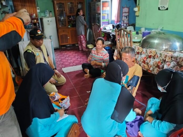 Inilah suasana saat staf Puskesmas melakukan pengecekan kepada warga Desa Kampung Hilir dan Desa Kampung Melayu yang menjadi korrban kebakaran di Bintan  Ahad (30/07) . (Foto : abdi perdana - batamtv.com)_