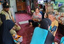 read news – Ini Kondisi Korban Kebakaran Rumah di 2 Desa Bintan Inilah suasana saat staf Puskesmas melakukan pengecekan kepada warga Desa Kampung Hilir dan Desa Kampung Melayu yang menjadi korrban kebakaran di Bintan Ahad (30/07) . (Foto : abdi perdana - batamtv.com)_