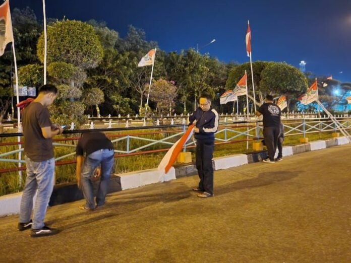 Bendera-bendera  dipasang oleh Badan Kesatuan Bangsa Dan Politik (Kesbangpol) Kabupaten Karimun  untuk menyambut dan menyemarakkan HUT RI ke 78 tahun 2023 Ahad (30/07). (Foto : abdi perdana - batamtv.com)
