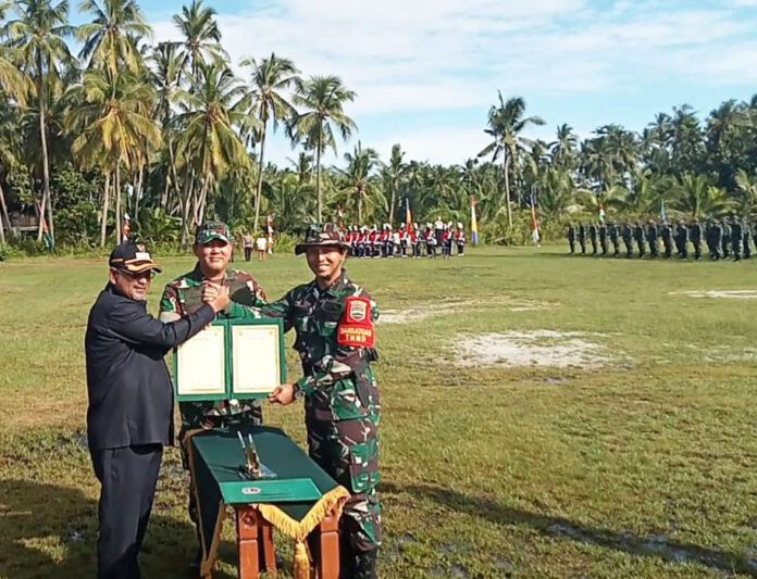 Bupati Aunur Rafiq (kiri) usai Penandatanganan disaksikan oleh Kasrem 033/WP, Kolonel Inf Tagor Rio Pasaribu mewakili Danrem 033/WP. Pada TTMD tersebut, TNI AD dalam Acara  TNI Manunggal Membangun Desa (TMMD) ke-117 tahun 2023, Rabu (12/07). (Foto : abdi perdana - batamtv.com)