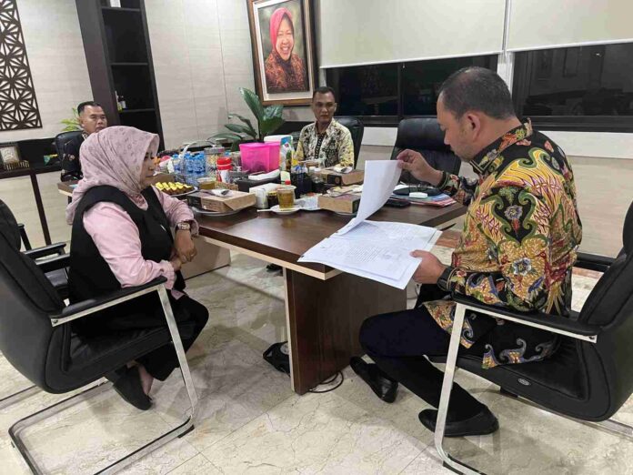 Walikota Tanjungpinang Rahma saat menyerahkan data tentang angka kemiskinan . (Foto : dwi suslo - batamtv.com)