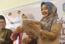 read news – Ririn Serahkan Bantu Pakaian Adat Melayu ke Majelis Guru