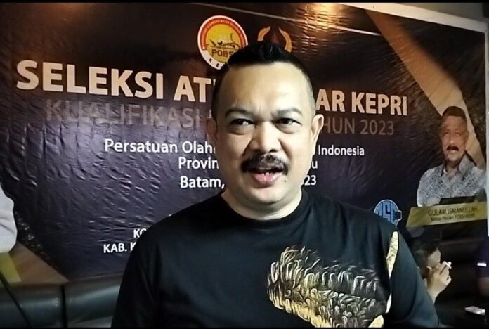 Ketua Umum POBSI Kota Batam, Masrur Amin SH, MH yang Hadir di ajang terakhir Seleksi Pada Rabu malam (19/07) Mengaku bangga dengan Seleksi yang di Gelar POBSI Kepri. (Foto : muhammad amin - batamtv.com)