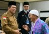 Read news – Jamaah Haji asal Kepri Tiba di Batam Gubernur Lepri Ansar Ahmad saat menyambut kedatangan jamaah haji asal Kepri di Hang Nadim Batam. (Foto : muhammad amin - batamtv.com)