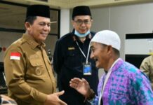 Read news – Jamaah Haji asal Kepri Tiba di Batam Gubernur Lepri Ansar Ahmad saat menyambut kedatangan jamaah haji asal Kepri di Hang Nadim Batam. (Foto : muhammad amin - batamtv.com)