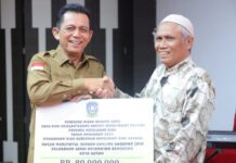 Read news – Gubernur Ansar Serahkan Insentif RT RW di Batam Gubernur Ansar Ahmad saat menyerahkan bantuan insentif kepada salah satu perwakilan RT dan RW di Batam. (Foto : muhammad amin - batamtv.com)