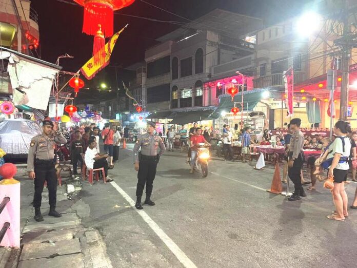 (Foto : abdi perdana - batamtv.com) Anggota Polres KArimun saat melakukan pengamanan di jalan raya dalam peringatan HUT Klenteng di Kairmun, (25/3/2023) (Foto : abdi perdana - batamtv.com)