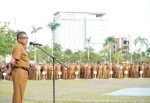read news – DLH Diminta Edukasi Petugas bin Container tidak Letakkan Bak Sampah Sembarangan Setdako Batam, Jefridin saat apel gabungan Aparatur Sipil Negara (ASN) di lingkungan Pemerintah Kota (Pemkot) Batam, Senin (3/07/2023) di Dataran Engku Putri. (Foto : abyaqsa ramadan - batamtv.com)