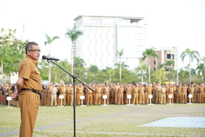 (Foto : abyaqsa ramadan - batamtv.com) Setdako Batam, Jefridin saat apel gabungan Aparatur Sipil Negara (ASN) di lingkungan Pemerintah Kota (Pemkot) Batam, Senin (3/07/2023) di Dataran Engku Putri. (Foto : abyaqsa ramadan - batamtv.com)