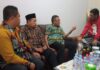 read news – Setdako Batam Bezuk Jurnalis Batam Messa Harris yang Derita Kanker Wartawan Batampos Messa Harris (baju merah) saat berbincang dengan Setdako Batam, Jeffridin yang menjenguknmya , Kamis (6/7/2023) (Foto : abyaqsa ramadan - batamtv.com)