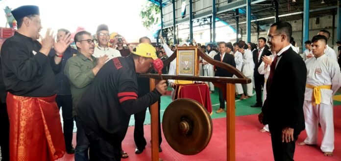 Kejuaraan Pencak Silat IPSI Kepri Open 2023 dibuka resmi oleh Kadispora Kepri Muhammad Ikhsan (topi kuning) mewakili Gubernur Kepri. Kejuaraan  memperebutkan Piala Ketua Umum IPSI Kepri ini digelar di SP Plaza Sagulung Kota Batam, Jumat (7/7/2023). (Foto : abyaqsa ramadan - batamtv.com)