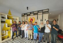 read news – Pra PON 2023 Digelar di Bandung Diikuti Atlet Aeromodelling Kepri Usep RS Ketua KONI Kepri, (keempat dari kiri) bersama Komandan Lanud Kolonel Nav Arief Budiman, S.T., RHF Tanjung Pinang, Ketua PASI Bowomoko, berkunjung ke KONI Kepri, , Jumat (7/72023)(Foto dwi susilo - batamtv.com)