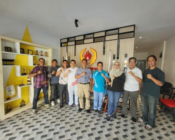 Usep RS Ketua KONI Kepri, (keempat dari kiri) bersama Komandan Lanud Kolonel Nav Arief Budiman, S.T., RHF Tanjung Pinang, Ketua PASI Bowomoko, berkunjung ke KONI Kepri, , Jumat (7/72023)(Foto dwi susilo - batamtv.com)
