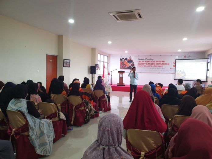 (Foto : muhammad amin - batamtv.com). Rumah Zakat Kepulauan Riau mengadakan Seminar Parenting yang bertema