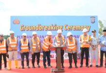 read news – Pembangunan Gedung Pelayanan BPKB di Polda Kepri Dimulai Kapolda Kepri Irjen Pol Drs Tabana Bangun, M.Si (tengah) saat Peletakan batu pertama (Ground Breaking Ceremony) pembangunan gedung pelayanan BPKB Ditlantas Polda Kepri untuk tahun anggaran 2023 di Lapangan Tennis Polda Kepri, Senin (17/7/2023). (muhammad amin - batamtv.com)