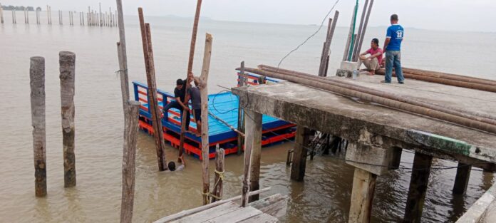 (Foto : abdi perdana - batamtv.com) Sebuah dermaga apung yang dibuat di Desa Parit, Kecamatan Selat Gelam, Kabupaten Tanjung Balai Karimun, Provinsi Kepulauan Riau yang dinamai dermaga cinta, kini siap digunakan. (Foto : abdi perdana - batamtv.com)
