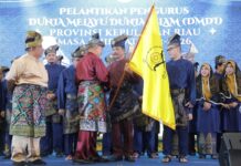 read news – Tongkat Kepemimpinan DMDI Kepri Dipegang HM Rudi HM Rudi (pegang bendera pataka DMDI Kepri), Walikota Batam dan sekaligus Kepala BP Batam dilantik sebagai DMDI Kepri oleh Presiden DMDI, Tuan Yang Terutama (TYT) Tun Seri Setia Dr. H. Moch Ali Bin Mohd Rustam Selasa (25/7/2023), di Swiss-Bel Harbourbay Batam. (Foto : muhammad amin - batamtv.com)