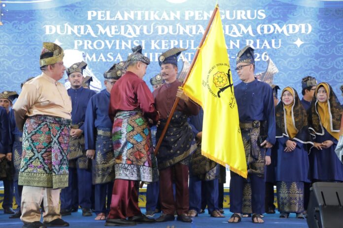 HM Rudi (pegang bendera pataka DMDI Kepri), Walikota Batam dan sekaligus Kepala BP Batam dilantik sebagai DMDI Kepri oleh Presiden DMDI, Tuan Yang Terutama (TYT) Tun Seri Setia Dr. H. Moch Ali Bin Mohd Rustam Selasa (25/7/2023), di Swiss-Bel Harbourbay Batam. (Foto : muhammad amin - batamtv.com)