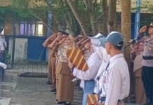 read nes – Kapolsek Seibeduk: Jangan Ikut Ikutan Tawuran Pelajar Kapolsek Sei Beduk AKP Benny Syahrizal (kanan) menjadi inspektur Upacara Bendera di SMAN 16 Mangsang (24/7/2023) (Foto : abyaqsa ramadan - batamtv.com)