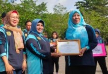 read news – Rahma Apresiasi Pemenang Lomba pada Jambore Posyandu Wali Kota Tanjungpinang Rahma *tengah) menyerahkan hadiah kepada pemenang dalam jambore yang merupakan kegiatan kedua kali setelah pandemi Covid-19. Kegiatan digelar di lapangan Terminal Bintan Center, Tanjungpinang Timur, Rabu (26/07/2023). (Foto : dwi susilo - batamtv.com)