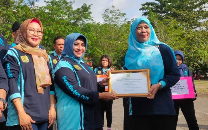 Wali Kota Tanjungpinang Rahma *tengah) menyerahkan hadiah kepada pemenang dalam jambore yang merupakan kegiatan kedua kali setelah pandemi Covid-19. Kegiatan digelar di lapangan Terminal Bintan Center, Tanjungpinang Timur, Rabu (26/07/2023). (Foto : dwi susilo - batamtv.com)