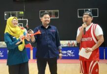 rea news – Kompetisi Bola Basket dalam Meramaikan HUT Awal Bros Direktur RSAB Botania sekaligus sebagai Perwakilan Awal Bros Group, dr Retno Kusumo MARS (kiri) menghadiri Hari Ulang Tahun (HUT) Rumah Sakit Awal Bros yang ke 25 tahun 2023. (Foto : abyaqsa ramadan - batamtv.com)