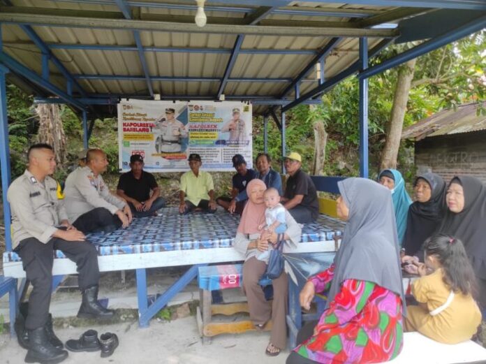 Warga menyampaikan keluhan  di kegiatan Jum’at Curhat Polsek Belakangpadang Polresta Barelang  di RT 002 / RW 002 Kampung Jawa Kelurahan Sekanak Raya, Kecamatan Belakangpadang pada, Jum’at (28/7/2023). (Foto : abyaqsa ramadan - batamtv.com)
